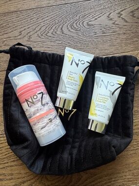 No7 Women’s Hydrating Skincare Mask & Body Care Set